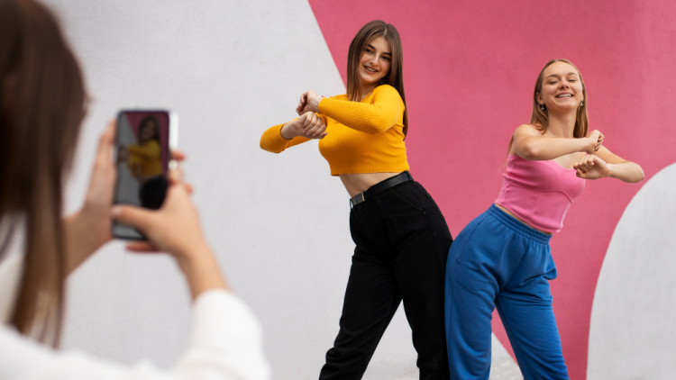 Jovens adolescentes gravando de si mesmas ao ar livre para mídias sociais