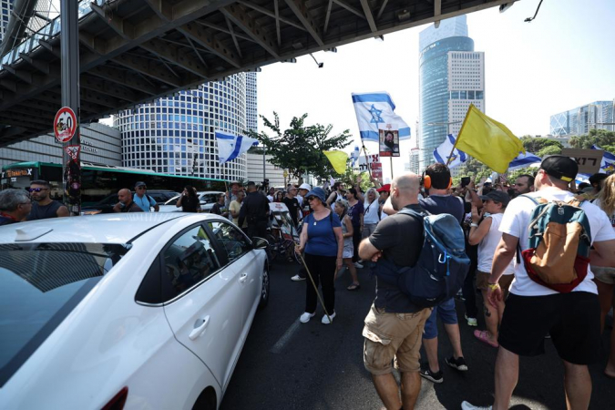 Tel Aviv (Israel), 02/09/2024.- Manifestantes apoiando as famílias de reféns israelenses mantidos pelo Hamas em Gaza, bloqueiam uma estrada durante uma manifestação pedindo ao Primeiro-Ministro israelense que assine um acordo de reféns, em Tel Aviv, Israel, 02 de setembro de 2024. O maior sindicato trabalhista de Israel, Histadrut, convocou uma greve geral nacional para começar em 02 de setembro, instando o Primeiro-Ministro israelense a chegar a um acordo para proteger os reféns restantes mantidos pelo Hamas após o ataque de 07 de outubro. Milhares de israelenses protestaram em Israel em 01 de setembro após a recuperação dos corpos de seis reféns mantidos pelo Hamas na Faixa de Gaza. De acordo com uma declaração do Gabinete de Imprensa do Governo Israelense, 97 reféns israelenses permanecem em cativeiro na Faixa de Gaza, com 33 mortos confirmados. (Protestas)