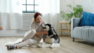 MUlher com cachorro em apartamento