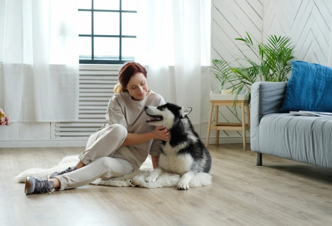 MUlher com cachorro em apartamento