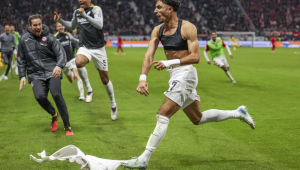 Omar Marmoush, do Frankfurt, comemora após marcar o gol do empate em 3-3 durante a partida da Bundesliga alemã entre Eintracht Frankfurt e FC Bayern de Munique