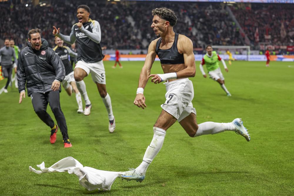 Omar Marmoush, do Frankfurt, comemora após marcar o gol do empate em 3-3 durante a partida da Bundesliga alemã entre Eintracht Frankfurt e FC Bayern de Munique