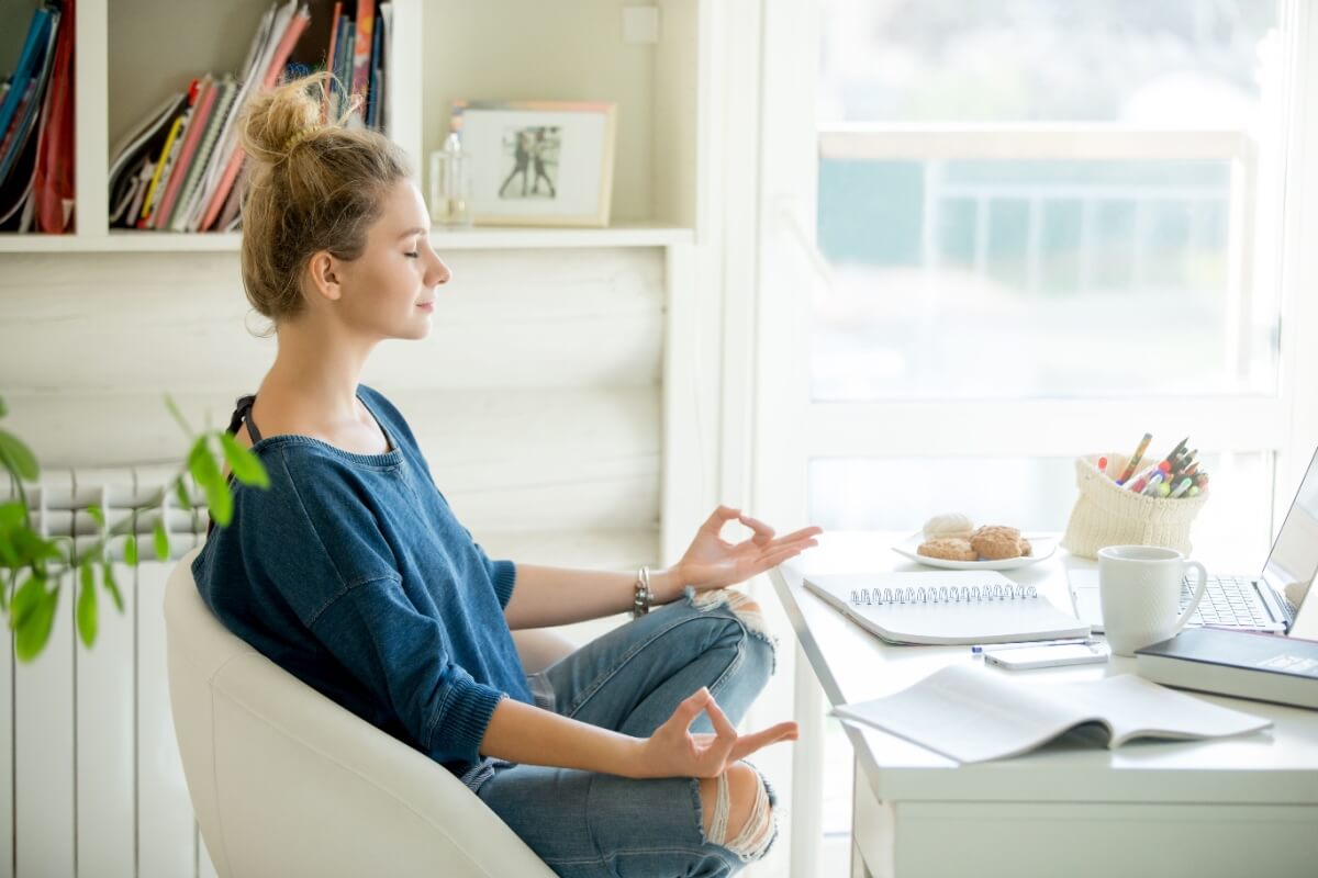 A prática de yoga usa o estresse para estimular a flexibilidade e evitar lesões nas articulações 