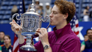 Jannik Sinner, da Itália, beija o troféu do US Open Championship após vencer a partida final masculina do US Open Tennis Championships no USTA Billie Jean King National Tennis Center em Flushing Meadows, Nova York, EUA, 08 de setembro de 2024