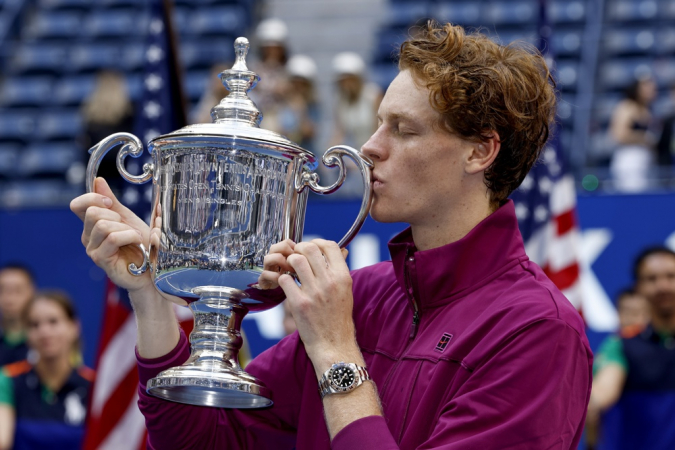 Jannik Sinner, da Itália, beija o troféu do US Open Championship após vencer a partida final masculina do US Open Tennis Championships no USTA Billie Jean King National Tennis Center em Flushing Meadows, Nova York, EUA, 08 de setembro de 2024