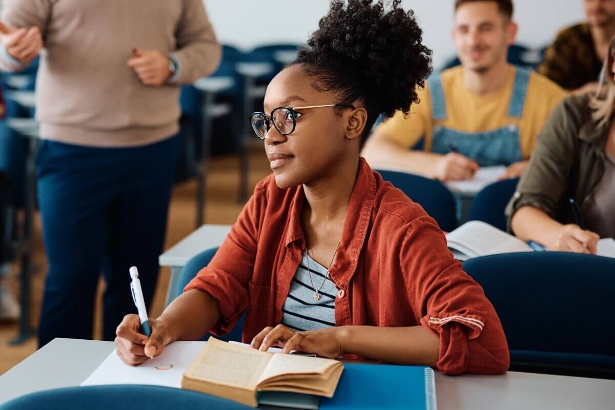 A leitura das obras obrigatórias nos vestibulares enriquece o conhecimento e a visão crítica dos estudantes 