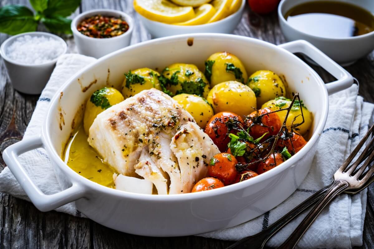 Bacalhau assado com batata e tomate-cereja 