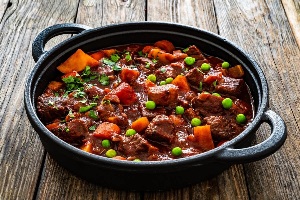 Picadinho de carne com cenoura e ervilha 