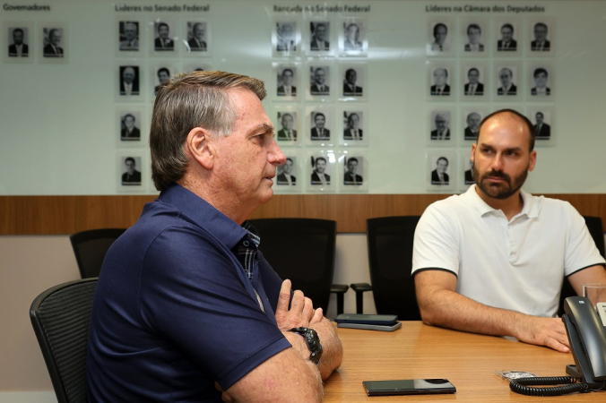 O Presidente de Honra do PL, Jair Bolsonaro, o Deputado Eduardo Bolsonaro e parlamentares federais e estaduais do PL durante reunião de apoio ao Ex Presidente Jair Bolsonaro.