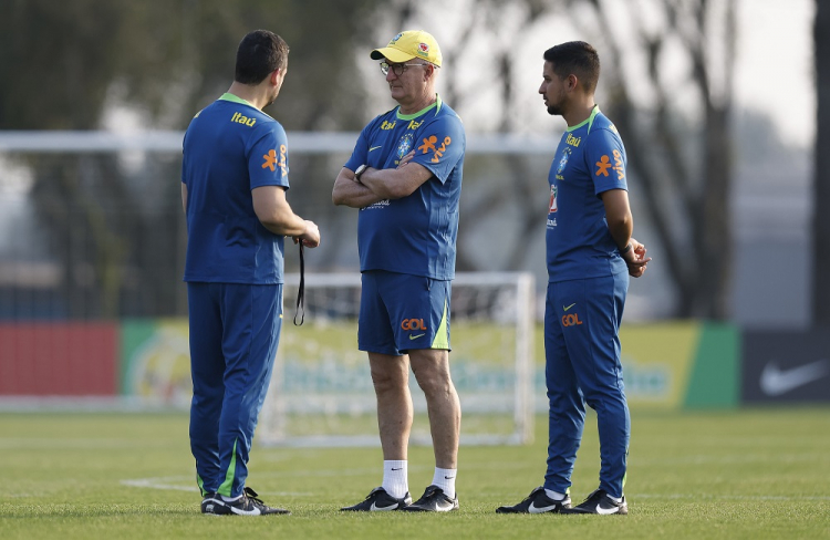 Dorival testa Endrick e tem volta de quarteto na seleção antes de viagem para o Paraguai, onde joga nesta terça-feira (10)