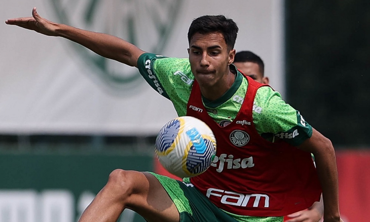 Vitor Reis se recupera de lesão na coxa e vira ‘dor de cabeça boa’ a Abel Ferreira no Palmeiras