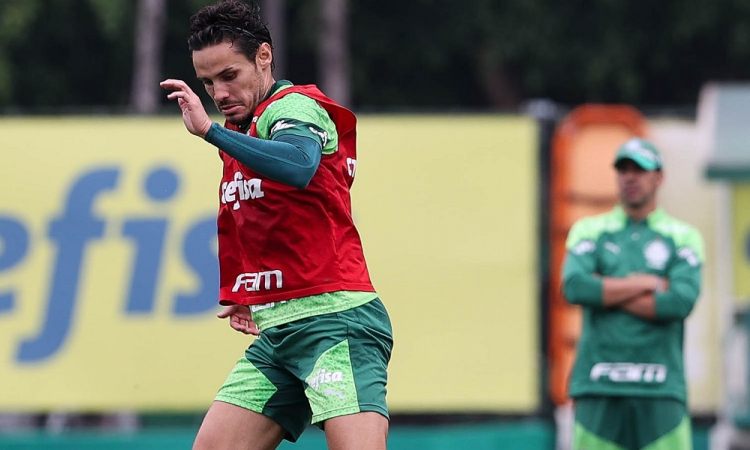 Destaque do Palmeiras, Raphael Veiga celebra 50 gols em casa e mira liderança no Campeonato Brasileiro