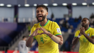 Leandro Lino comemora seu gol na goleada do Brasil sobre a Costa Rica