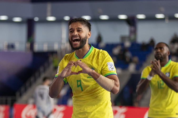 Leandro Lino comemora seu gol na goleada do Brasil sobre a Costa Rica