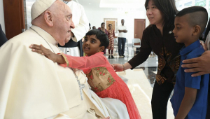 JACARTA (INDONÉSIA), 09/03/2024.- O Papa Francisco saudou esta terça-feira, ao chegar à nunciatura de Jacarta após um voo de 13 horas, um grupo de refugiados acolhidos pelo Serviço Jesuíta de Refugiados, crianças órfãs criadas por freiras dominicanas e idosos e migrantes e moradores de rua acompanhados pela Comunidade de Santo Egídio.