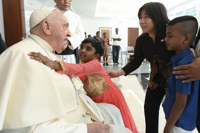 JACARTA (INDONÉSIA), 09/03/2024.- O Papa Francisco saudou esta terça-feira, ao chegar à nunciatura de Jacarta após um voo de 13 horas, um grupo de refugiados acolhidos pelo Serviço Jesuíta de Refugiados, crianças órfãs criadas por freiras dominicanas e idosos e migrantes e moradores de rua acompanhados pela Comunidade de Santo Egídio.