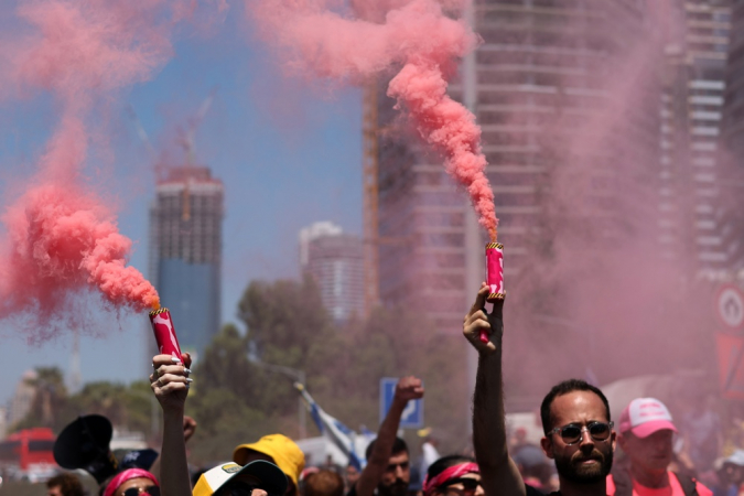 Tel Aviv (Israel), 02/09/2024.- Manifestantes israelenses acendem bombas de fumaça enquanto bloqueiam uma estrada durante um protesto de famílias de reféns israelenses em Tel Aviv, pedindo a libertação imediata dos reféns israelenses mantidos pelo Hamas em Gaza, próximo ao Kirya em Tel Aviv, Israel, 02 de setembro de 2024. O maior sindicato de Israel, Histadrut, convocou uma greve geral nacional para começar em 02 de setembro, instando o primeiro-ministro israelense a chegar a um acordo para proteger os reféns restantes mantidos pelo Hamas após o ataque de 07 de outubro. Milhares de israelenses protestaram em Israel em 01 de setembro após a recuperação dos corpos de seis reféns mantidos pelo Hamas na Faixa de Gaza. De acordo com uma declaração do Gabinete de Imprensa do Governo Israelense, 97 reféns israelenses permanecem em cativeiro na Faixa de Gaza, com 33 mortos confirmados. (Protestas)