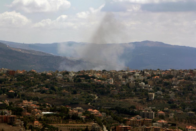 Houla (Lebanon), 19/09/2024.- Smoke rises after an Israeli shelling hit the Khiyam town near the Lebanese-Israeli border in southern Lebanon, 19 September 2024. Lebanon's Health Minister Firas Abiad said on 19 September that at least 37 people have been and more than 2,900 others injured after multiple wireless communication devices (pagers) were detonated on 17 and 18 September. Lebanon's Hezbollah said in a statement that Israel was behind the attacks. The Israeli military stated that it struck a number of Hezbollah targets in Lebanon to 'degrade' the group's capabilities and infrastructure, accusing the militant group of turning southern Lebanon into a 'combat zone'. (Líbano, Hizbulá/Hezbolá)