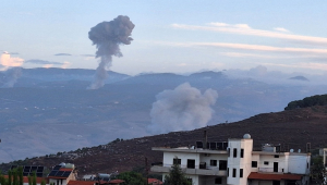 Fumaça sobe do local dos ataques aéreos israelenses que atingiram vilarejos libaneses, vistos de Marjaayoun, no sul do Líbano