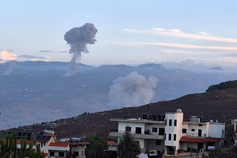 Fumaça sobe do local dos ataques aéreos israelenses que atingiram vilarejos libaneses, vistos de Marjaayoun, no sul do Líbano