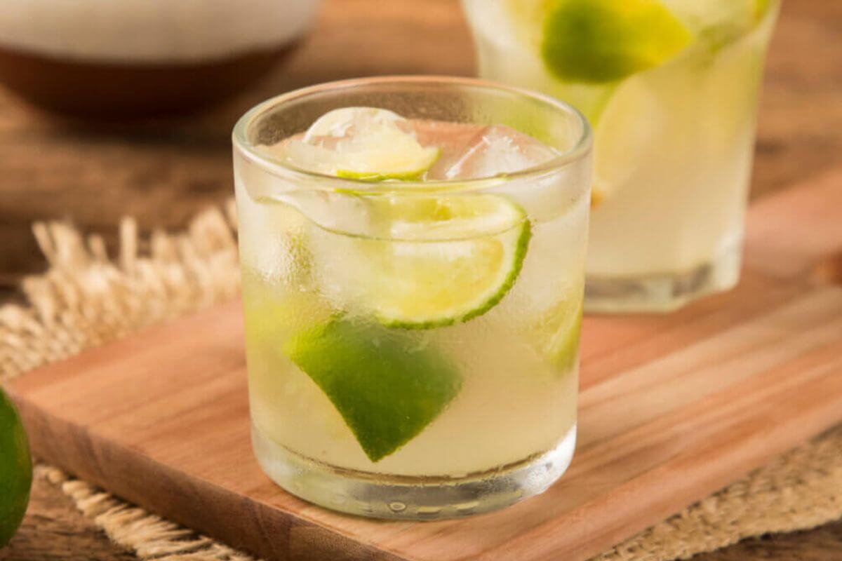 Caipirinha de cachaça e limão 