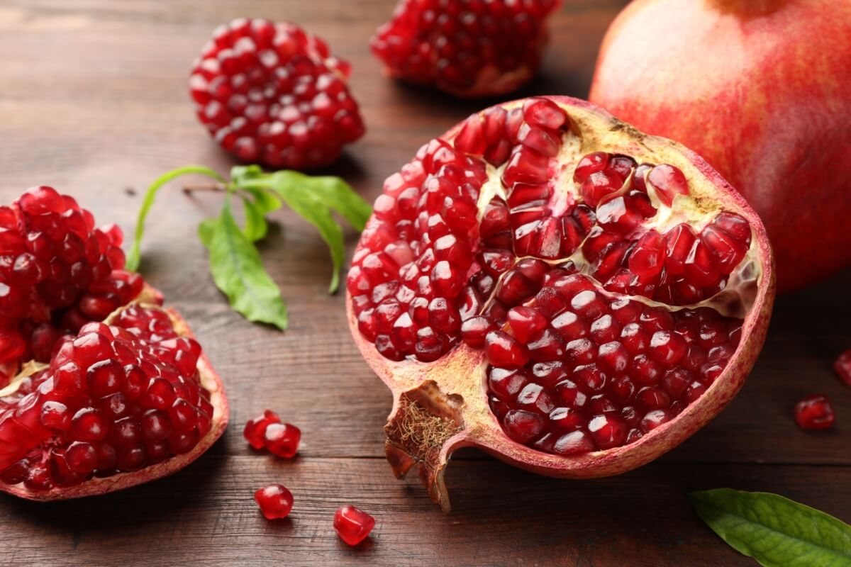 A romã é uma fruta nutritiva e versátil, conhecida por seus benefícios à saúde e sabor refrescante 