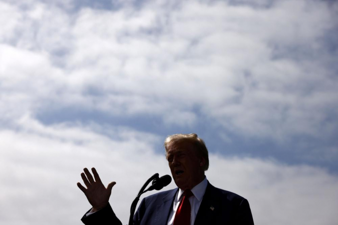 O candidato republicano à presidência, Donald Trump, faz declarações no Trump National Golf Club Los Angeles em Rancho Palos Verdes, Califórnia