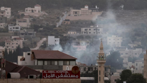 Jenin (-), 04/09/2024.- Fumaça sobe sobre o acampamento de Jenin durante confrontos com tropas israelenses em meio a uma operação militar israelense em andamento, na cidade de Jenin, na Cisjordânia, 04 de setembro de 2024. De acordo com o Ministério da Saúde Palestino, pelo menos 33 palestinos foram mortos e cerca de 130 ficaram feridos até 03 de setembro desde que uma operação militar israelense começou em 28 de agosto de 2024 nas cidades de Tulkarem, Jenin e Tubas, na Cisjordânia. De acordo com a IDF, Israel está conduzindo uma 'operação antiterrorismo' em larga escala em várias áreas. (Terrorismo, Yenín)