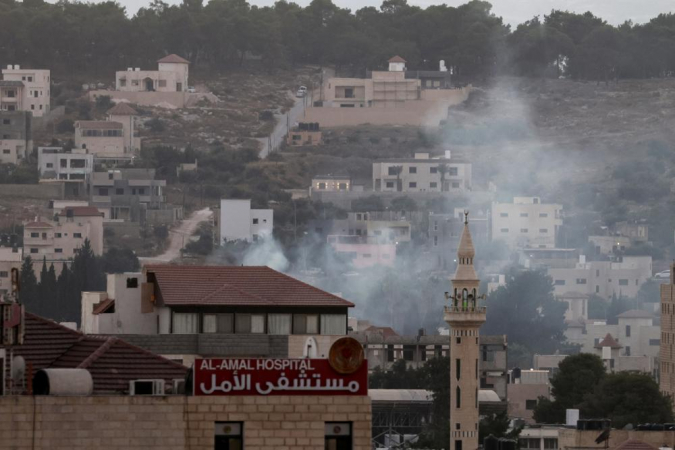 Jenin (-), 04/09/2024.- Fumaça sobe sobre o acampamento de Jenin durante confrontos com tropas israelenses em meio a uma operação militar israelense em andamento, na cidade de Jenin, na Cisjordânia, 04 de setembro de 2024. De acordo com o Ministério da Saúde Palestino, pelo menos 33 palestinos foram mortos e cerca de 130 ficaram feridos até 03 de setembro desde que uma operação militar israelense começou em 28 de agosto de 2024 nas cidades de Tulkarem, Jenin e Tubas, na Cisjordânia. De acordo com a IDF, Israel está conduzindo uma 'operação antiterrorismo' em larga escala em várias áreas. (Terrorismo, Yenín)