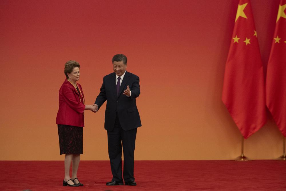 Dilma Rousseff receives the Friendship Medal from Chinese President Xi Jinping