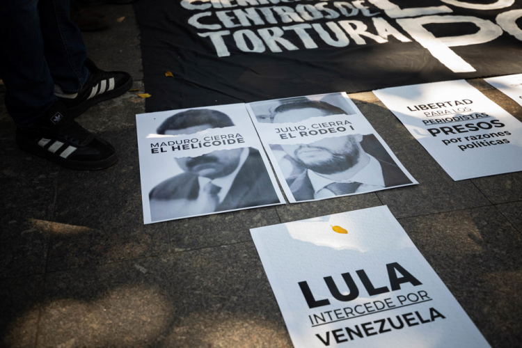 Manifestantes em Caracas pedem intervenção de Lula pela libertação de presos políticos