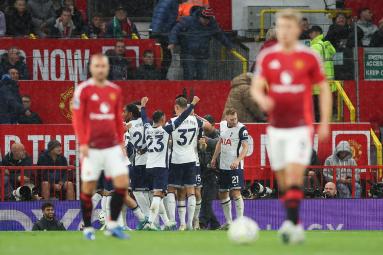 Tottenham passa por cima do Manchester United em pleno Old Trafford