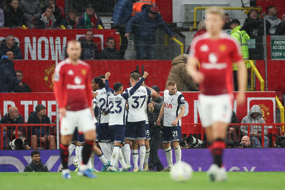 Jogadores do Tottenham Hotspur comemoram o terceiro gol durante a partida da Premier League inglesa entre Manchester United