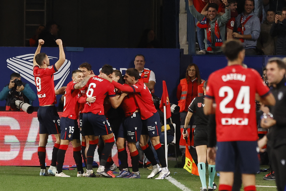 Os jogadores do Osasuna celebram o quarto gol contra o Barcelona durante o jogo da LaLiga