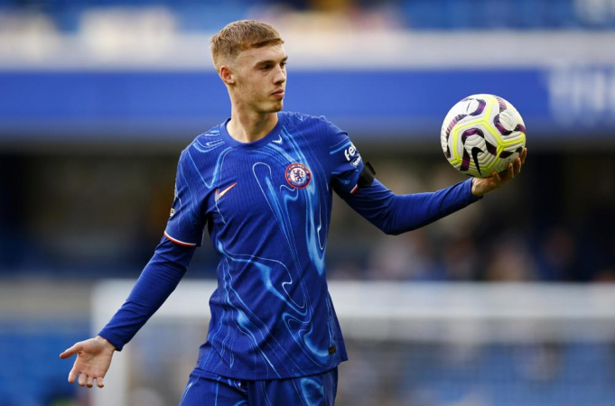 Cole Palmer, do Chelsea, posa com a bola do jogo após marcar quatro gols durante a partida da Premier League