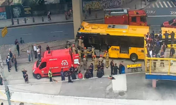 BRT bate em pilar na Avenida Brasil no Rio de Janeiro e deixa mais de 60 feridos