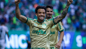 Felipe Anderson, do Palmeiras, comemora seu gol, segundo da equipe marcado diante do Criciúma