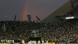 Time do Corinthians com torcida ao fundo na Neo Química