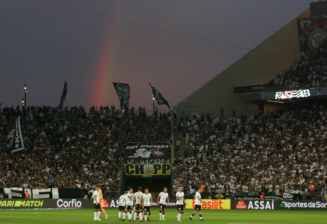 Time do Corinthians com torcida ao fundo na Neo Química