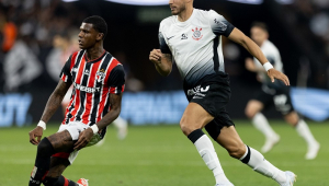 O são-paulino Arboleda e o corintiano Pedro Raul em lance do Majestoso do primeiro turno do Brasileirão