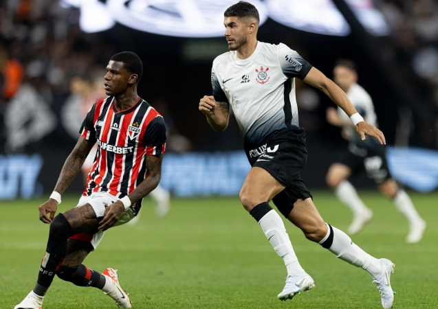 O são-paulino Arboleda e o corintiano Pedro Raul em lance do Majestoso do primeiro turno do Brasileirão