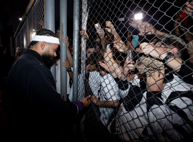 Memphis Depay é recebido com festa por torcedores do Corinthians