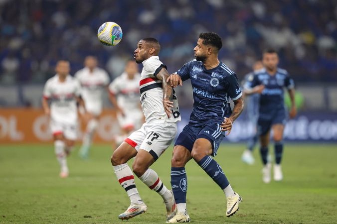 João Marcelo jogador do Cruzeiro disputa lance com André Silva jogador do São Paulo