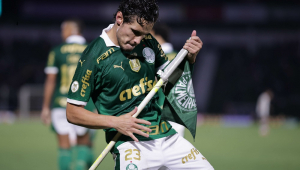 Raphael Veiga jogador do Palmeiras comemora seu gol durante partida contra o Atlético-MG