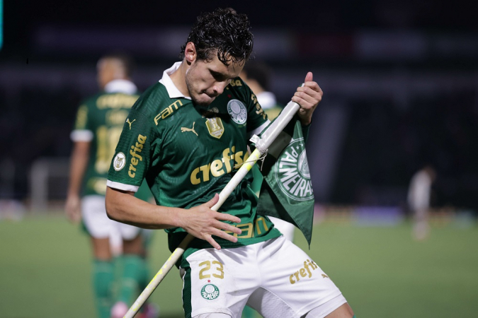 Raphael Veiga jogador do Palmeiras comemora seu gol durante partida contra o Atlético-MG