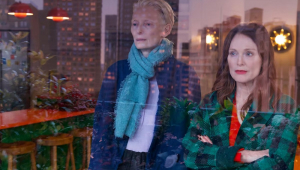 Julianne Moore e Tilda Swinton em cena de 'O Quarto Ao Lado', filme de Pedro Almodóvar que venceu o Leão de Ouro no Festival de Veneza