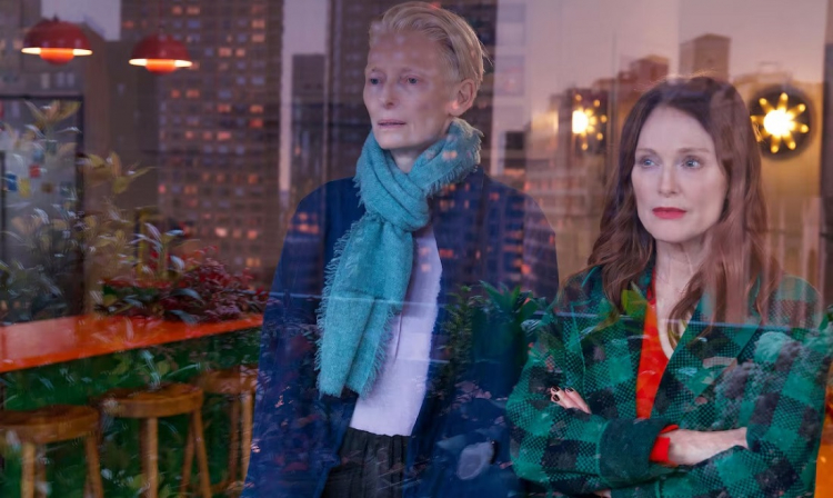 Julianne Moore e Tilda Swinton em cena de 'O Quarto Ao Lado', filme de Pedro Almodóvar que venceu o Leão de Ouro no Festival de Veneza