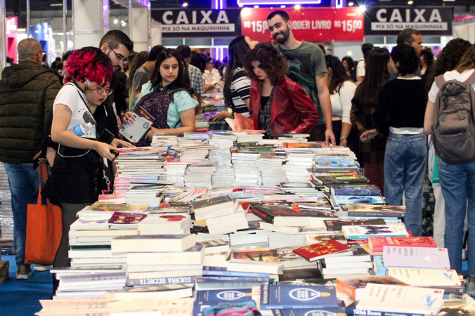 SP - LITERATURA/BIENAL/LIVRO/SÃO PAULO - GERAL - Movimentação de visitantes na 27ª Bienal Internacional do Livro de São Paulo, realizada no Distrito Anhembi, bairro de Santana, na zona norte da capital paulista, nesta sexta-feira, 6 de setembro de 2024. 06/09/2024 - Foto: RAUL LUCIANO/ATO PRESS/ESTADÃO CONTEÚDO