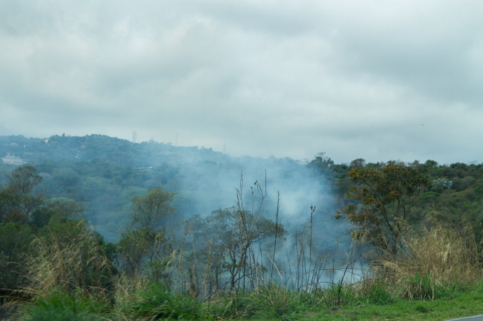 Mesmo com a virada de tempo, novo foco de incêndio pode ser visto na Serra da Cantareira, zona norte de São Paulo