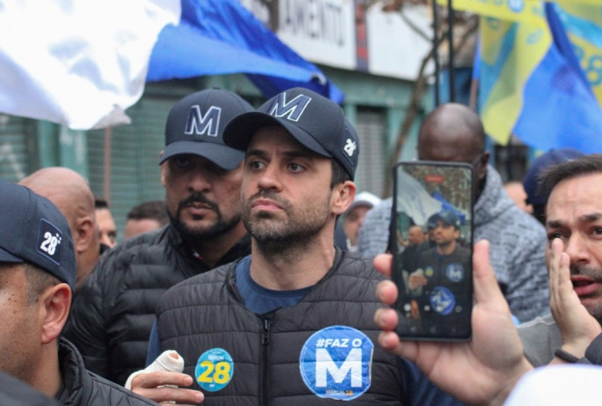 O candidato à Prefeitura de São Paulo, Pablo Marçal (PRTB), faz caminhada de campanha pela rua Santa Ifigênia, na região central de São Paulo